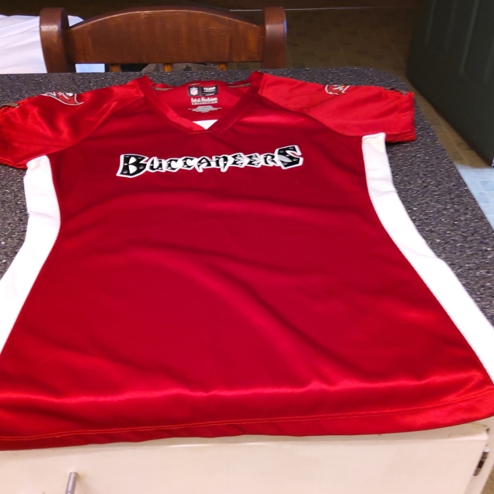 BUCCANEERS TEAM APPAREL sizeS